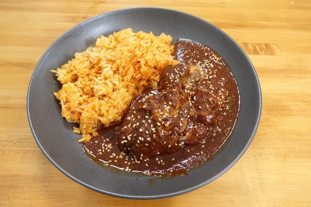 Mole con Arroz Rojo